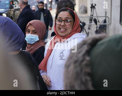 Sabrina Nessas Schwester Jebina Yasmin Islam vor dem Old Bailey, im Zentrum von London, während der Verurteilung der Garagenarbeiterin Koci Selamaj für den Mord an der Grundschullehrerin, die getötet wurde, als sie auf dem Weg durch den Cator Park ging, um einen Freund in Kidbrooke zu treffen, south-East London am 17. September 2021. Bilddatum: Donnerstag, 7. April 2022. Stockfoto