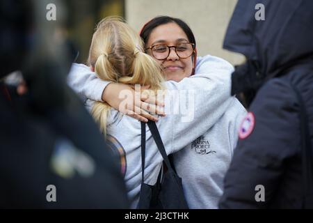 Sabrina Nessas Schwester Jebina Yasmin Islam vor dem Old Bailey, im Zentrum von London, während der Verurteilung der Garagenarbeiterin Koci Selamaj für den Mord an der Grundschullehrerin, die getötet wurde, als sie auf dem Weg durch den Cator Park ging, um einen Freund in Kidbrooke zu treffen, south-East London am 17. September 2021. Bilddatum: Donnerstag, 7. April 2022. Stockfoto