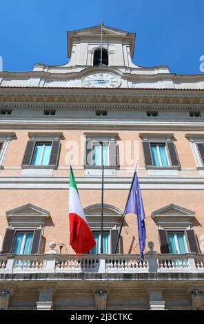 Rom, RM, Italien - 18. August 2020: Italienische und europäische Flaggen des Palastes Montecitorio Sitz der Abgeordnenkammer Stockfoto