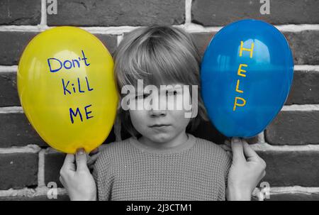 Kind mit blaugelben Luftballons, die sagen, tötet mich nicht, helft. Kinder gegen Krieg. Angst, Verzweiflung, Aufmerksamkeit auf den militärischen Konflikt in Ukra Stockfoto