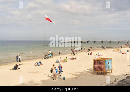 Urlauber am Ostseestrand bei Kolobrzeg in Polen Stockfoto