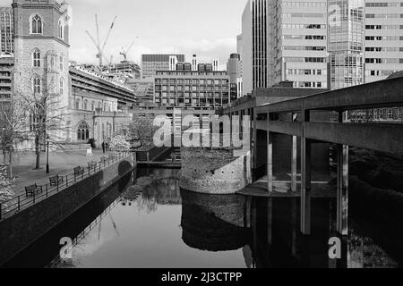 St. Giles Cripplegate Church und Überreste der Stadtmauer im Barbican, City of London UK Stockfoto