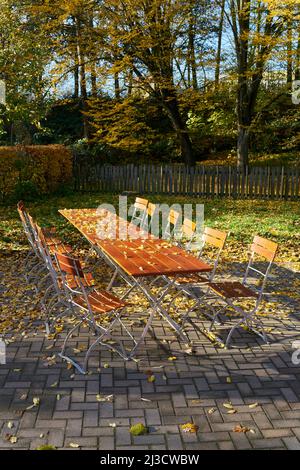 Leere Stühle im Biergarten in Deutschland während der Corona-Pandemie Stockfoto