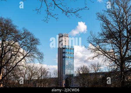 Hauptbahnhof Turm mit Uhr in Riga, Lettland gegen blauen Himmel im Frühjahr Stockfoto