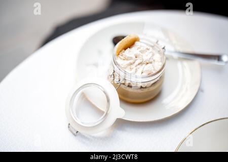 Tiramisu Dessert im Glas am Restauranttisch. Stockfoto