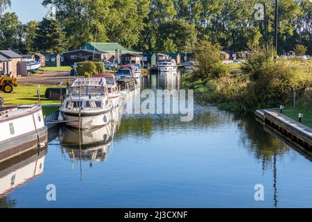 Die Boote vertäuten am Northampton Boat Club River Nene, Großbritannien Stockfoto