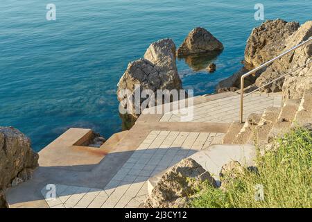 Typischer Badeort an der Felsküste bei Krk an der Adria in Kroatien Stockfoto