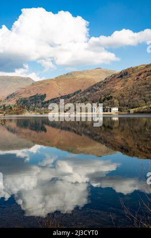 Landschaft Spiegelungen von Wolken und blauem Himmel im Grasmere Lake im Lake District National Park Stockfoto
