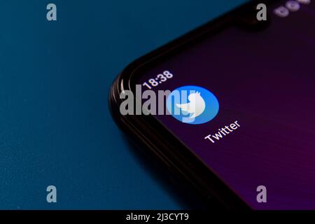 Symbol für die mobile Twitter-Anwendung auf dem Smartphone-Bildschirm. Beliebte Social-Media-App Twitter. Afyonkarahisar, Türkei - 5. April 2022. Stockfoto