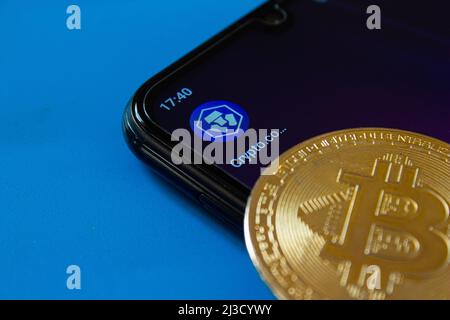 Crypto.com Symbol für mobile Anwendung auf dem Smartphone-Bildschirm. Krypto-Währungsumtausch App Crypto.com. Goldene Bitcoin-Münze. Afyonkarahisar, Türkei - April Stockfoto