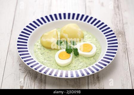 frankfurter grüne Sauce mit Kartoffeln und gekochten Eiern, deutsche Küche Stockfoto