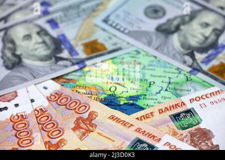 Russische Rubel und US-Dollar auf der Karte der Ukraine. Konzept der amerikanischen Unterstützung für Kiew während der besonderen militärischen Operation Russlands Stockfoto