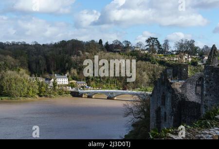 Blick über den Wye River vom Chepstow Castle aus, mit Blick auf die Old Wye Bridge. Stockfoto