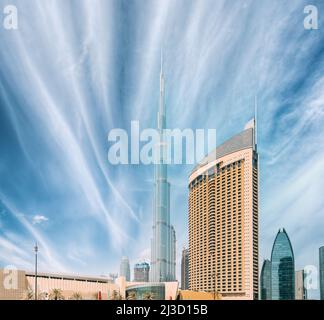 Blick auf das Hotel Adresse Dubai Marina, Dubai Mall und Burj Khalifa vor blauem und weißem Himmel. Blick auf die Wahrzeichen des Wohnviertels in Dubai Marina Stockfoto