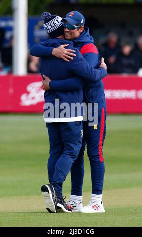 Chelmsford, Großbritannien. 01.. Februar 2018. CHELMSFORD ENGLAND - 07. APRIL :L-R Ryan ten Doeschate Batting Coach of Kent CCC Sag hallo zu Essex's Sir Alastair Cook während der County Championship - Division One (Tag 1 von 4) zwischen Essex CCC gegen Kent CCC auf dem Cloud County Ground, Chelmsford am 07.. April, 2022 Credit: Action Foto Sport/Alamy Live News Stockfoto