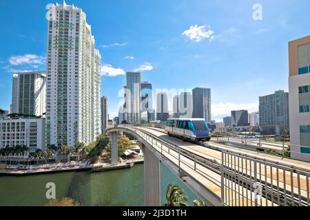 Skyline von Miami und futuristischer Blick auf den Mover Train, Bundesstaat Florida, Vereinigte Staaten von Amerika Stockfoto