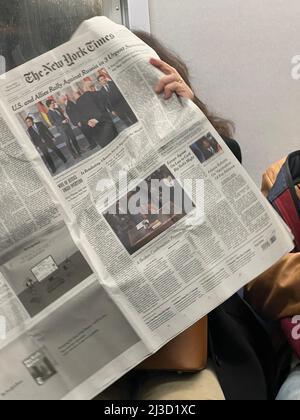 Frau liest die New York Times in einem U-Bahn-Zug in New York City. Stockfoto