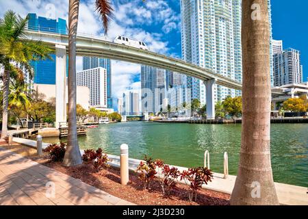 Die Skyline von Miami und der futuristische Mover Train über dem Miami River View, Bundesstaat Florida, Vereinigte Staaten von Amerika Stockfoto