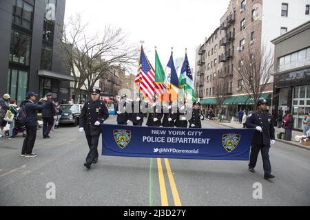 NYPD Marching Band tritt bei der Saint Patrick's Day Parade auf der 3. Avenue in der Bay Ridge Sektion in Brooklyn, New York, auf. Stockfoto