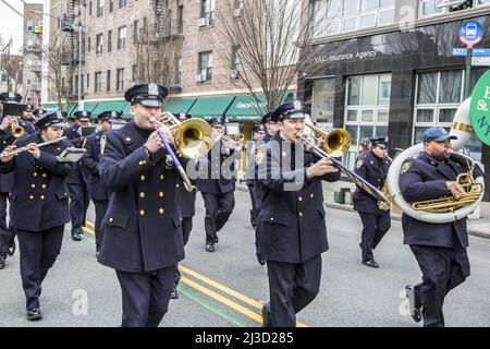 NYPD Marching Band tritt bei der Saint Patrick's Day Parade auf der 3. Avenue in der Bay Ridge Sektion in Brooklyn, New York, auf. Stockfoto