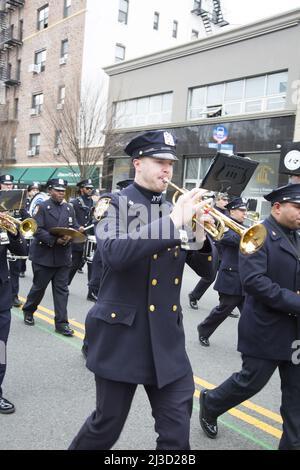 NYPD Marching Band tritt bei der Saint Patrick's Day Parade auf der 3. Avenue in der Bay Ridge Sektion in Brooklyn, New York, auf. Stockfoto