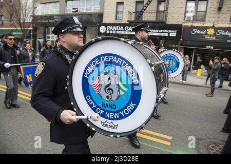 NYPD Marching Band tritt bei der Saint Patrick's Day Parade auf der 3. Avenue in der Bay Ridge Sektion in Brooklyn, New York, auf. Stockfoto