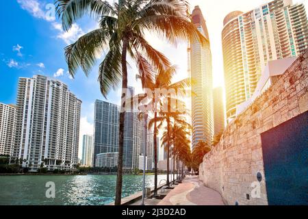 Blick auf den Strandpromenade von Miami und den Sonnenuntergang über der Skyline, Florida, Bundesstaat USA Stockfoto