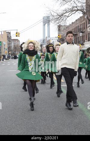 Mitglieder einer irischen Tanzschule treten bei der Saint Patrick's Day Parade entlang der 3. Avenue in Bay Ridge Brooklyn auf. Von der Verrazano-Brücke aus sieht man im Hintergrund einen Turm. Stockfoto