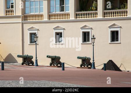 Monte Carlo, Monaco. 28. März 2022. Die Kanonen vor dem Place du Palais in Monaco. Der Fürstenpalast von Monaco ist die offizielle Residenz des Fürsten von Monaco. Albert II. OLY, der Sohn von Prinz Rainier III. Und Grace Kelly, ist der souveräne Prinz von Monaco und das Oberhaupt des Hauses Grimaldi. (Bild: © Dinendra Haria/SOPA Images via ZUMA Press Wire) Stockfoto