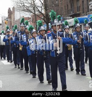 Mitglieder der Fort Hamilton High School Marching Band treten stolz auf die Saint Patrick's Day Parade in Bay Ridge, Brooklyn, wo sich die High School befindet. Stockfoto