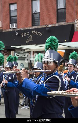 Mitglieder der Fort Hamilton High School Marching Band treten stolz auf die Saint Patrick's Day Parade in Bay Ridge, Brooklyn, wo sich die High School befindet. Stockfoto