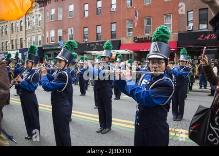 Mitglieder der Fort Hamilton High School Marching Band treten stolz auf die Saint Patrick's Day Parade in Bay Ridge, Brooklyn, wo sich die High School befindet. Stockfoto