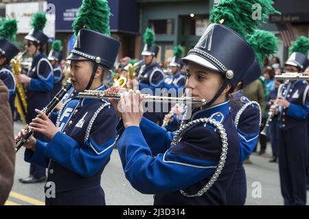 Mitglieder der Fort Hamilton High School Marching Band treten stolz auf die Saint Patrick's Day Parade in Bay Ridge, Brooklyn, wo sich die High School befindet. Stockfoto