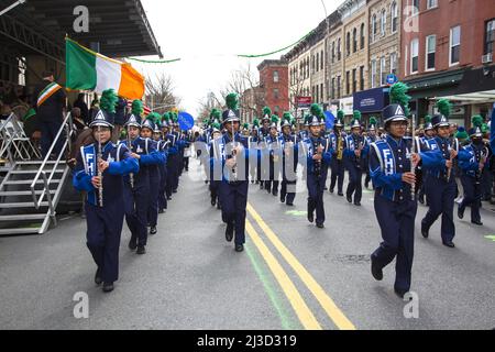 Mitglieder der Fort Hamilton High School Marching Band treten stolz auf die Saint Patrick's Day Parade in Bay Ridge, Brooklyn, wo sich die High School befindet. Stockfoto