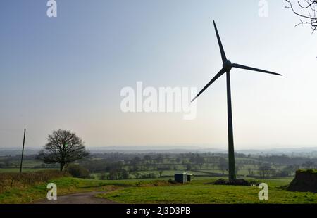 Windturbine auf dem Hügel Mendip Hills, Somerset Stockfoto