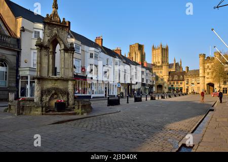 Brunnenmarkt mit Marktkreuz und Brunnen, Somerset, Großbritannien. Kathedrale im Hintergrund. Stockfoto