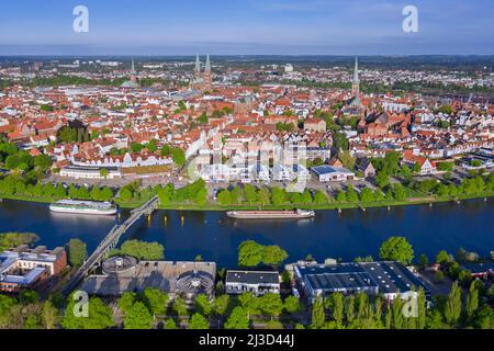 Luftaufnahme über die Trave und die Altstadt und die Kirchen der Hansestadt Lübeck im Frühjahr, Schleswig-Holstein, Deutschland Stockfoto