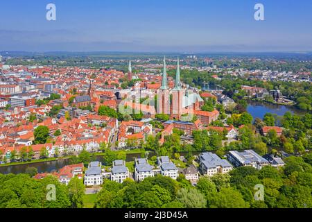 Luftaufnahme über den Lübecker Dom / Dom zu Lübeck / Lübecker Dom und die Altstadt der Hansestadt Lübeck, Schleswig-Holstein, Deutschland Stockfoto