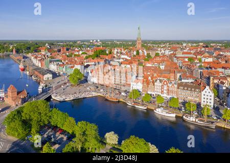 Luftaufnahme über die Trave und alte Segelschiffe und Boote in der Altstadt der Hansestadt Lübeck, Schleswig-Holstein, Deutschland Stockfoto