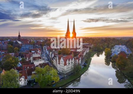 Luftaufnahme über den Dom zu Lübeck Dom / Lübecker Dom und die Altstadt der Hansestadt Lübeck bei Sonnenaufgang, Schleswig-Holstein, Deutschland Stockfoto