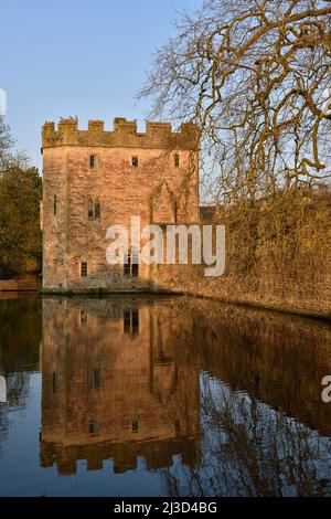 Brunnen Bishop's Palace Torhaus, Graben und Außenmauern Somerset, England, Großbritannien Stockfoto