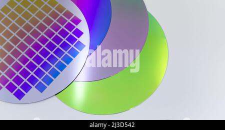 Mehrere Silizium-Wafer mit gedruckter Schaltung und unterschiedlicher Farbe. Bannerformat. Stockfoto