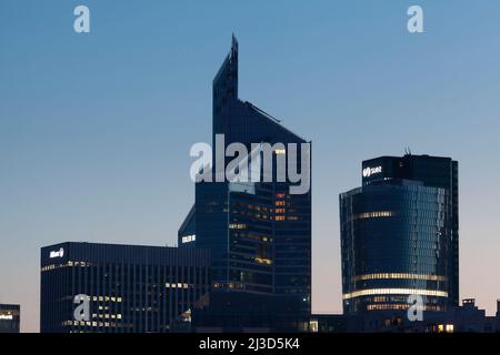 Einbruch der Dunkelheit in La Defense, Courbevoie, Frankreich Stockfoto