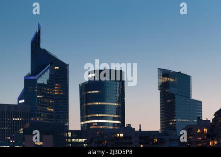 Einbruch der Dunkelheit in La Defense, Courbevoie, Frankreich Stockfoto