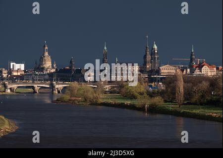 Dresden, Deutschland. 07. April 2022. Dunkle Wolken ziehen über die Kulisse der Altstadt mit der Frauenkirche (l-r), dem Ständehaus, der katholischen Hofkirche, dem Hausmannsturm, dem Rathausturm und der Kreuzkirche. Quelle: Sebastian Kahnert/dpa/Alamy Live News Stockfoto