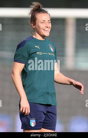 Aurora Galli aus ITALIEN lächelt während einer Trainingseinheit bei Ennio Tardini am 7. April 2022 in Parma, Italien. Stockfoto