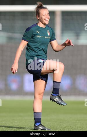 Aurora Galli aus ITALIEN lächelt während einer Trainingseinheit bei Ennio Tardini am 7. April 2022 in Parma, Italien. Stockfoto