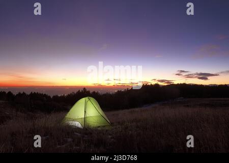 Leuchtzelt beim Sonnenuntergang vom Galvarina Hochland im Ätna Park, Sizilien Stockfoto