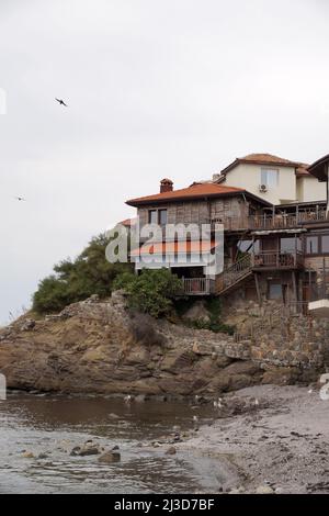 Touristische Stadt Sozopol Bulgarien, alte Häuser an der hohen Küste. Stockfoto