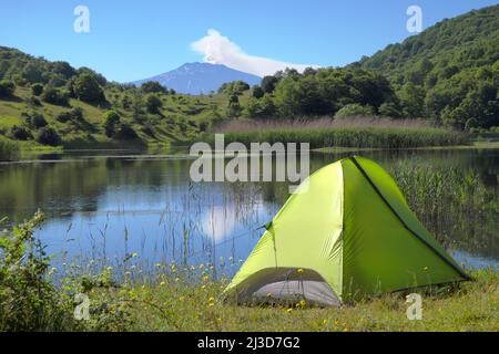 Wildcamp am Biviere-See im Nebrodi-Park, auf dem Hintergrund Ätna-Berg, Sizilien Stockfoto